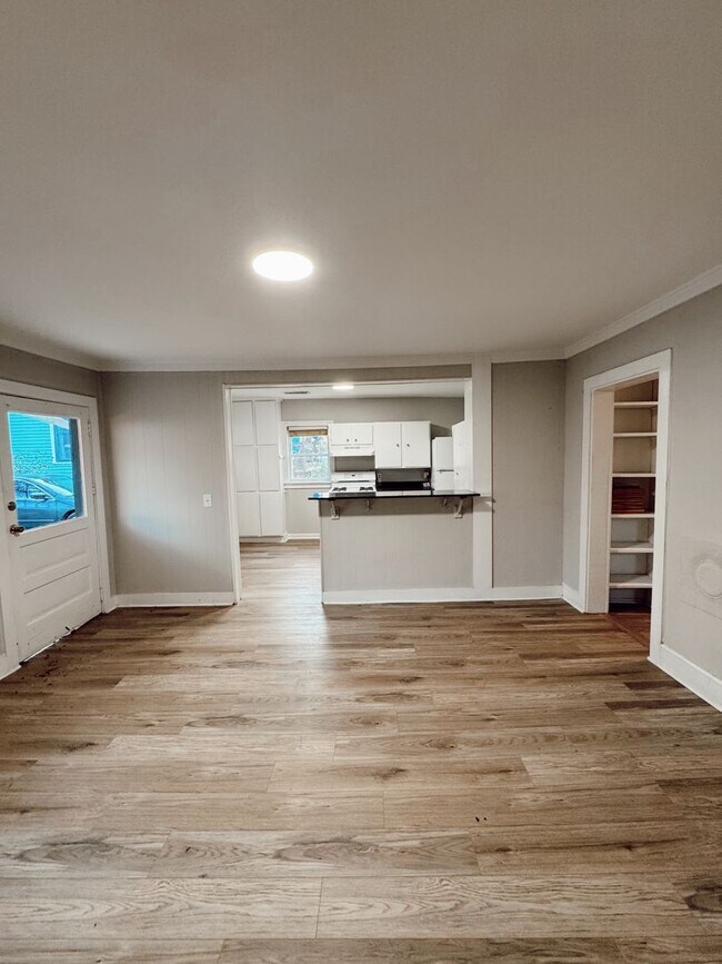 Building Photo - Charming 3-Bedroom Cottage in Normaltown –...