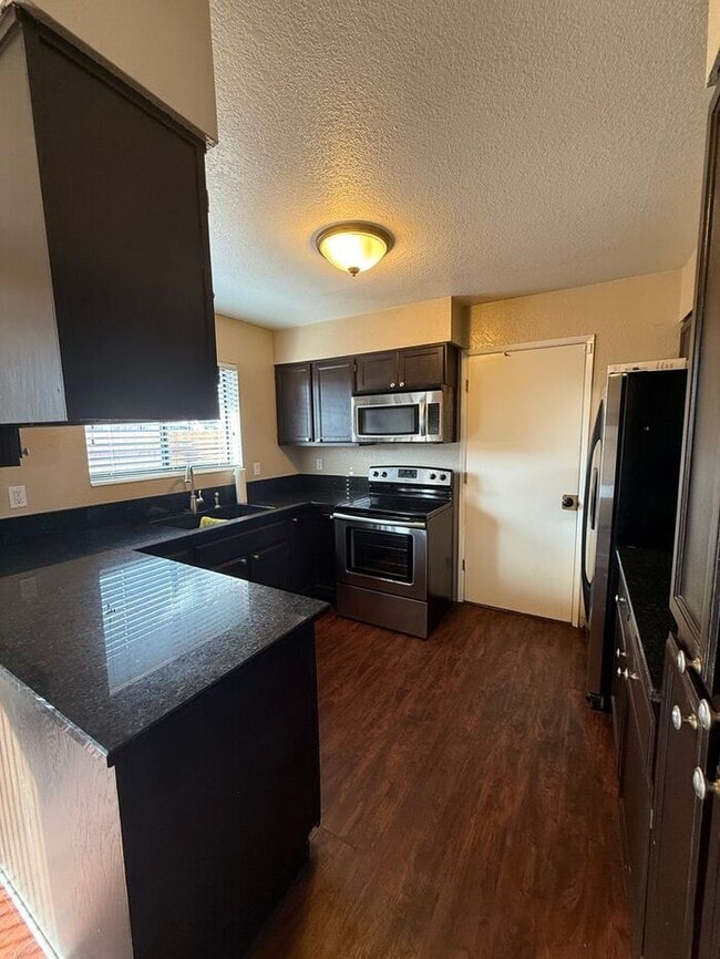 Building Photo - 2 BEDROOM 2BATHROOM WITH 2 CAR GARAGE IN HEART OF MIDTOWN