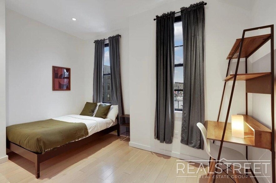 Building Photo - Spacious 5BR / 3BA with Private Roof Access in Bushwick