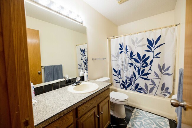 Building Photo - 18 Clifford Ave