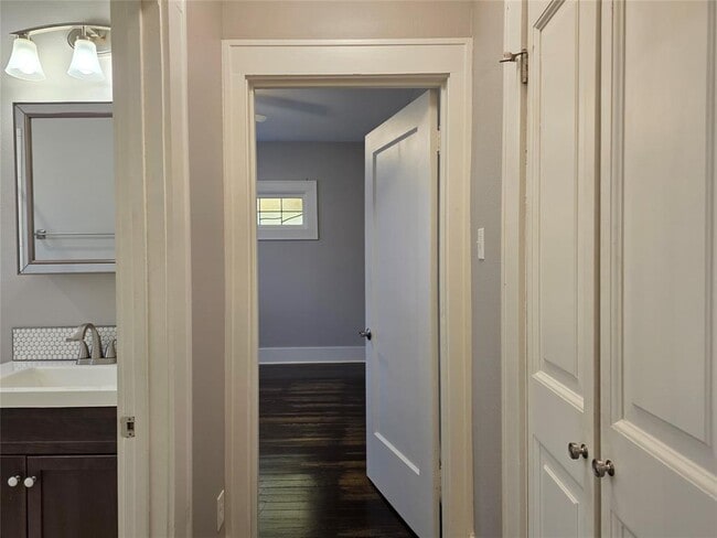 Building Photo - 206 E 34th St