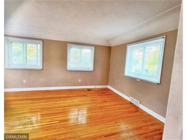 Building Photo - 823 Elm St