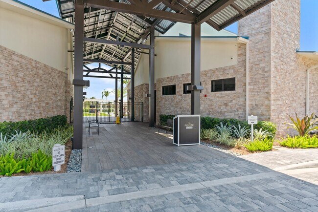 Building Photo - 13692 Cross Pointe Dr