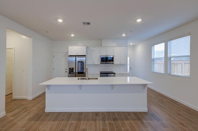 Building Photo - 905 Plum Tree Ave