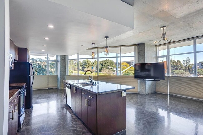 Building Photo - "Chic Urban Retreat: Spacious 1-Bedroom Oasis in the Heart of San Diego!"