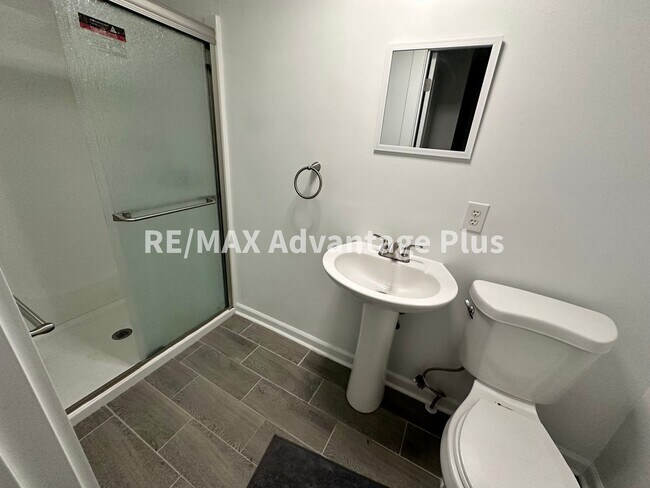 Building Photo - Spacious 4-Bedroom Home in Town of Farmville!