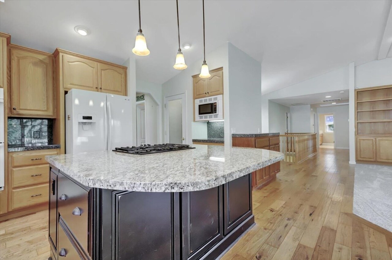 Kitchen - 18527 Jayhawk Dr