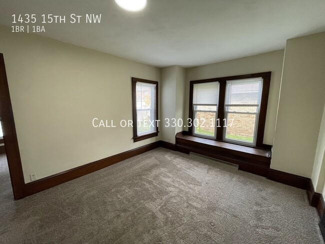 Building Photo - One bedroom one bathroom first level vinta...