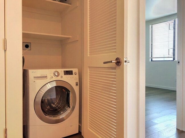 Building Photo - 1 Bed, 1 Bath SOMA Condo - Newer Bldg with...