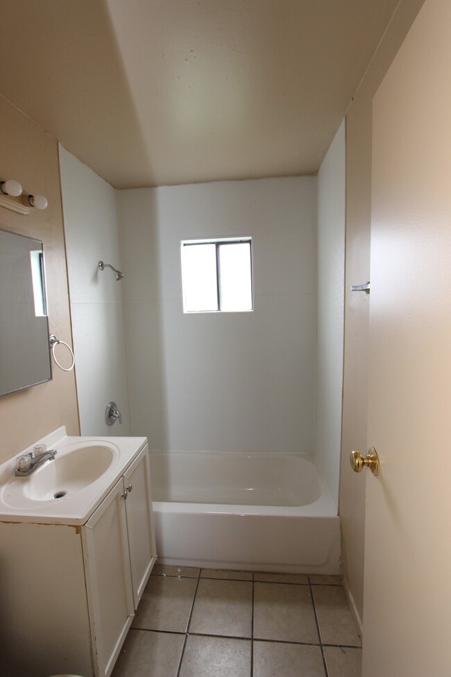 Building Photo - 3 Bedroom 1 Bathroom Home in San Diego
