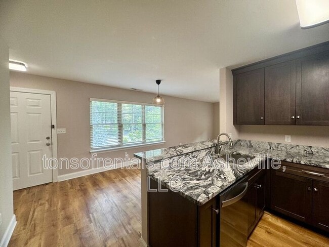 Building Photo - 252 Wash Creek Dr