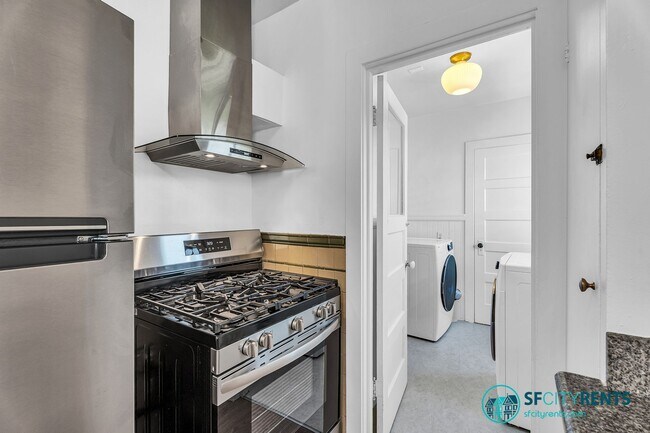 Building Photo - Castro/Eureka Valley: Top Floor Flat w/ in-unit W/D & Shared Yard