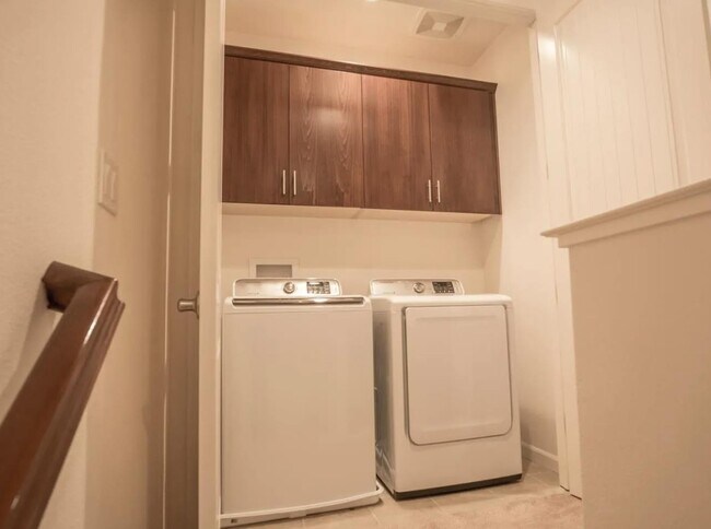 Building Photo - 39872 Sawyer Terrace