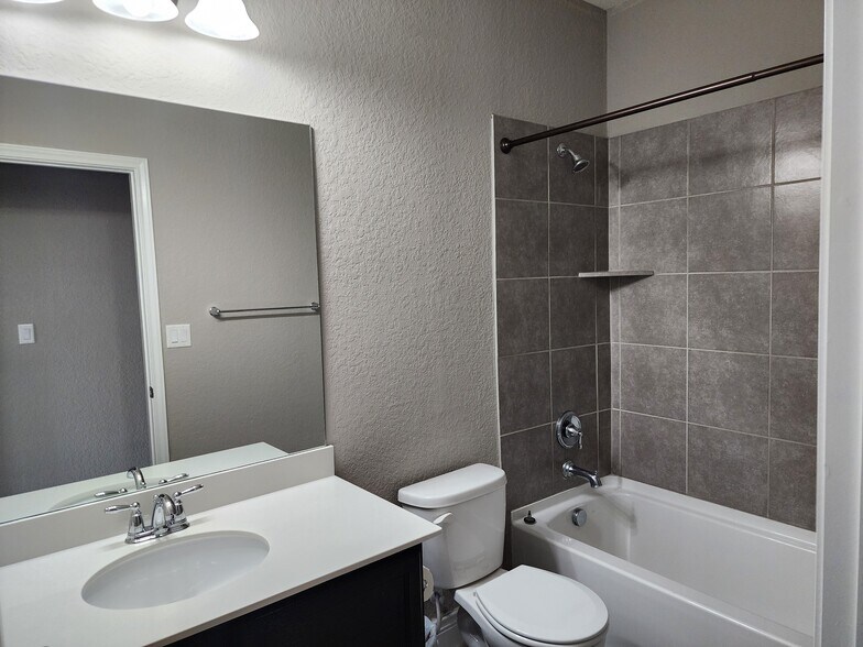 Building Photo - 27423 Paraiso Sands