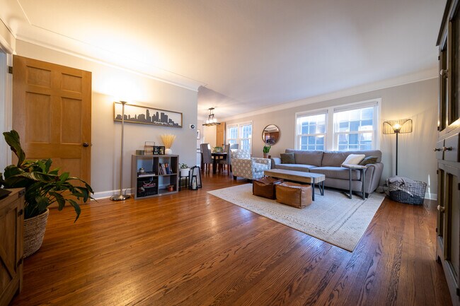 Building Photo - 2626 N Vincent Ave