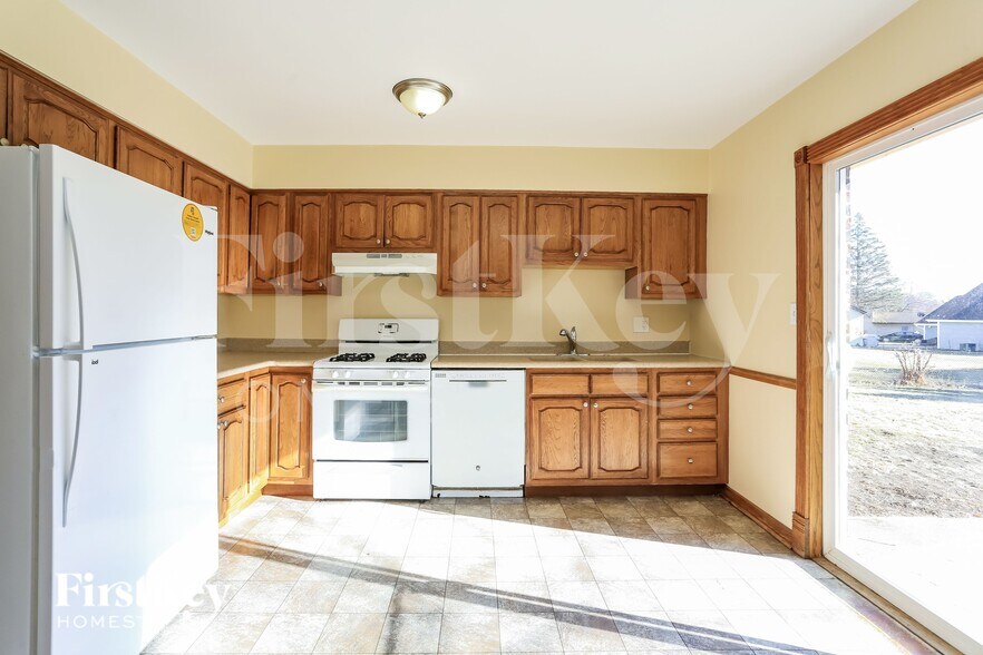 Building Photo - 915 Camelot Dr