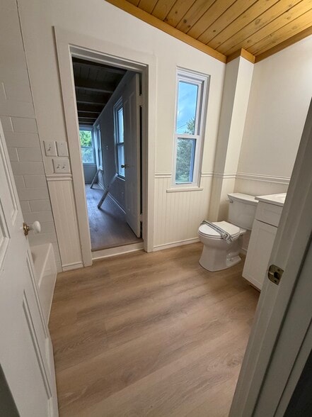 Full Bathroom - 382 Pleasant Ave