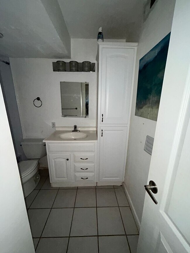 Building Photo - Walk to Campus from your Downstairs Flat