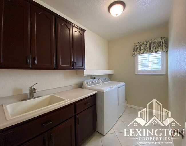 Building Photo - 6118 Cameo Dr