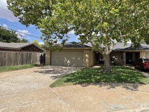 Building Photo - Spacious Duplex on a quiet cul-de-sac street