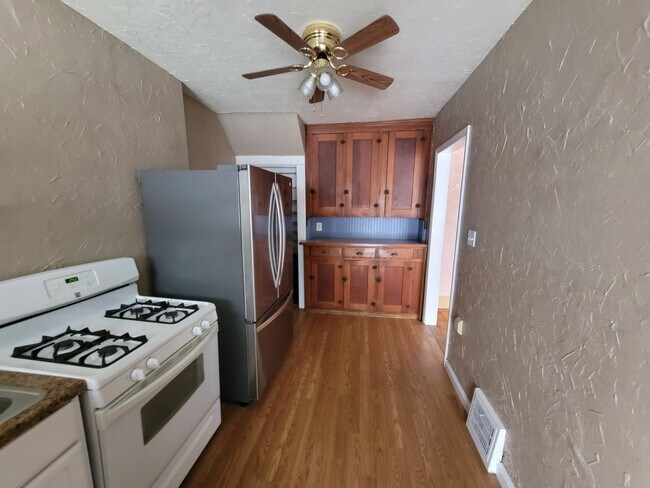 Building Photo - 857 Newton Ave