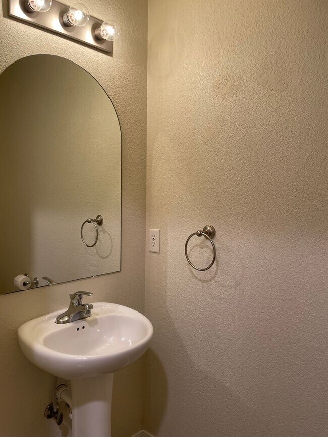 Building Photo - Very Nice 3 Bedroom 2.5 Bathroom Townhome ...