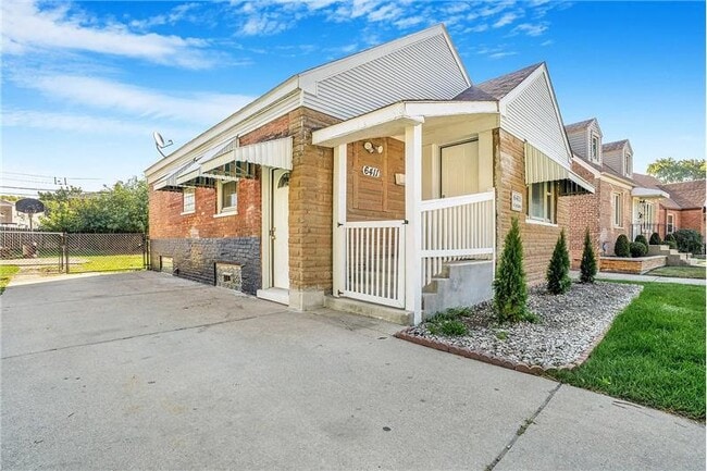 Building Photo - 6411 S Leclaire Ave