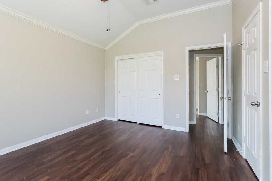 Building Photo - 4018 Falvel Shadow Creek Dr