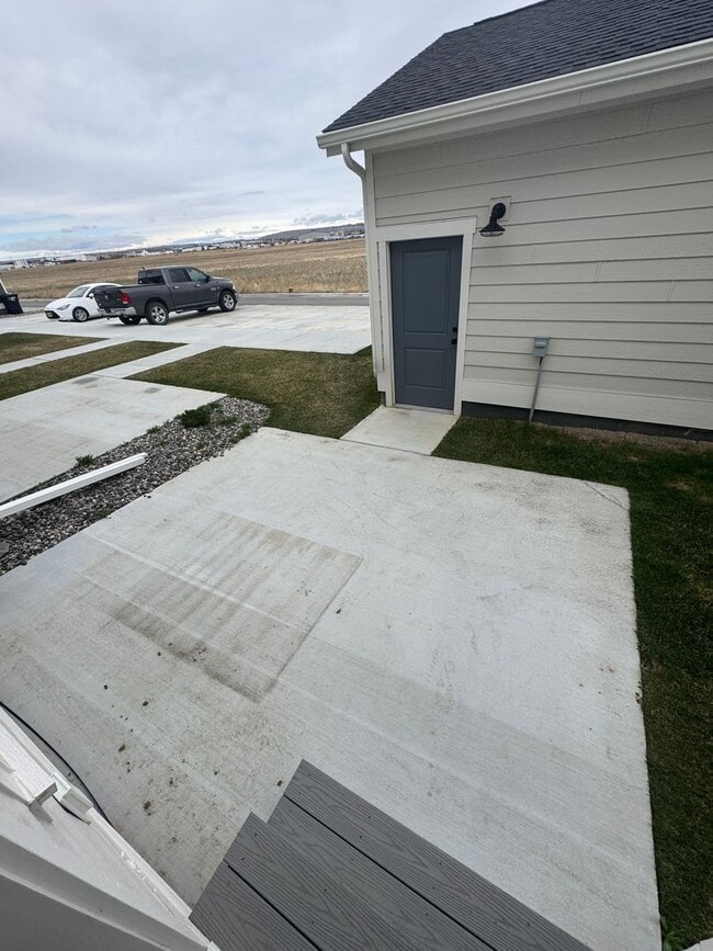 Building Photo - Bright & Modern Annafeld Townhome Living