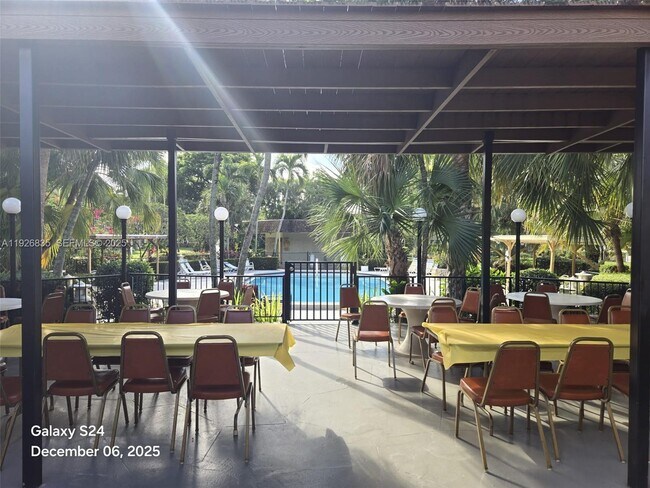 Building Photo - 5181 W Oakland Park Blvd