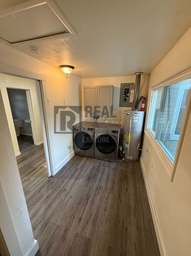 Building Photo - 1533 3rd Ave W