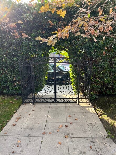 Building Photo - 504 N Heliotrope Dr