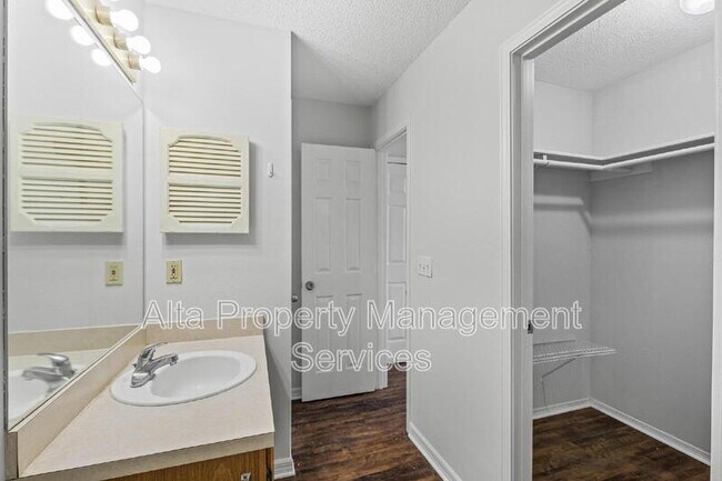 Building Photo - 517 Tuxedo Ct