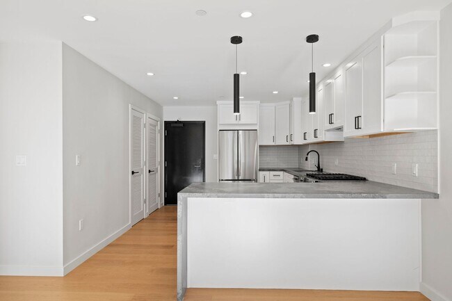 Building Photo - 693 Sutter St