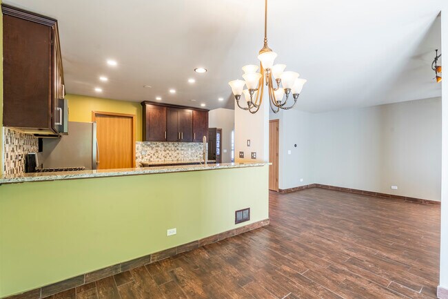 Building Photo - 2284 Woodside Dr