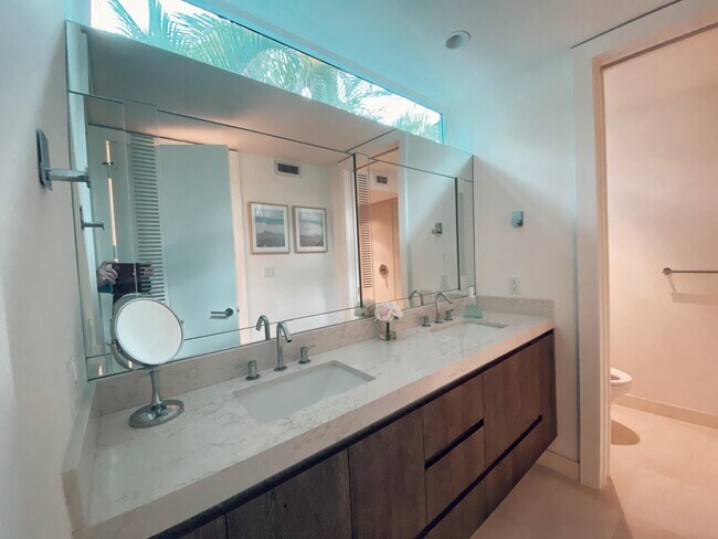 Building Photo - 243 Venetian Dr