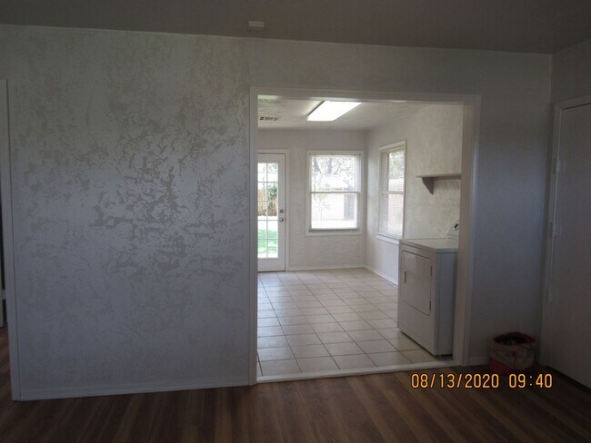 Building Photo - Located walking distance to Cameron University and Comanche Hospital !!