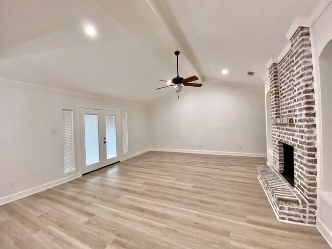 Building Photo - 1121 E San Augustine St