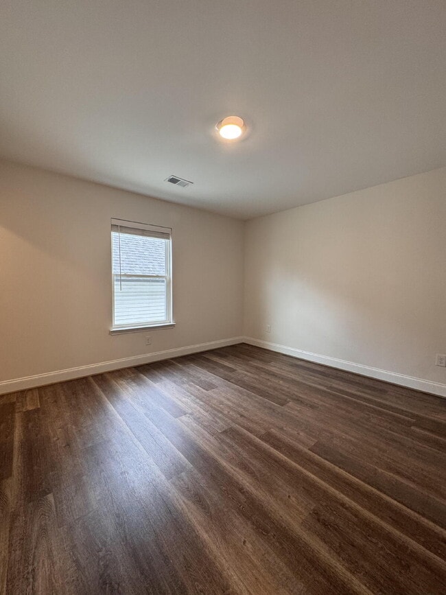Building Photo - Beautiful 5-Bed, 3-Bath Home in Travelers ...