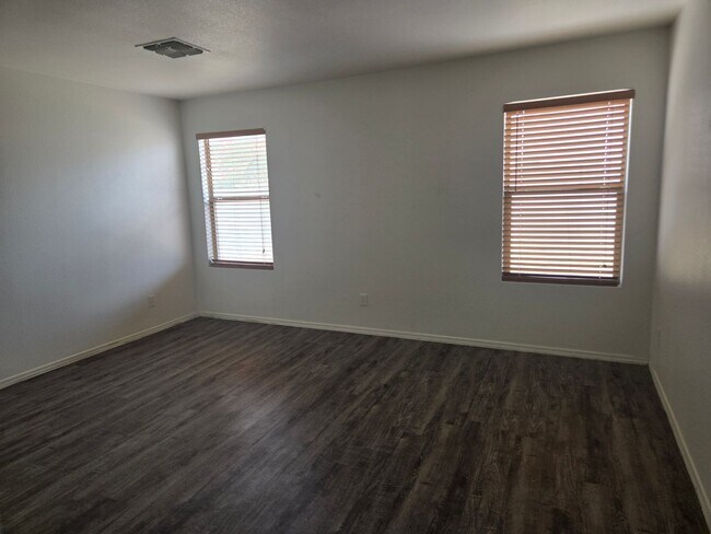 Building Photo - 3 bed, 2 bath in Surprise