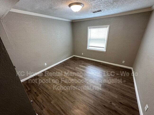 Building Photo - 300 Hill St