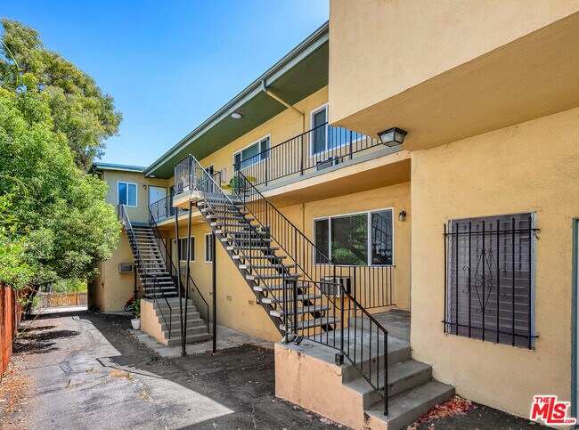Building Photo - 1648 Edgecliffe Dr