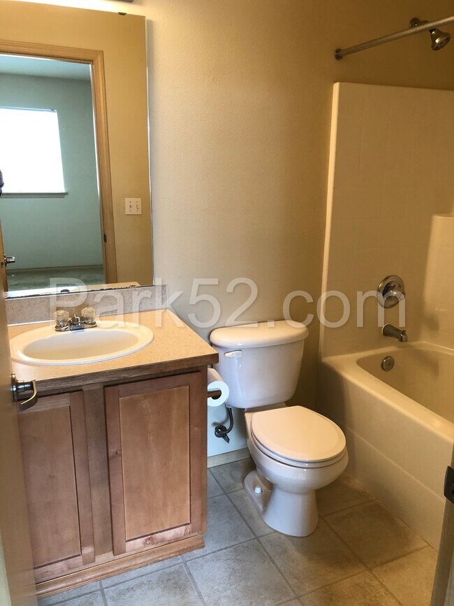 Building Photo - 3-Bedroom Duplex Home - Gated Community - South Hill