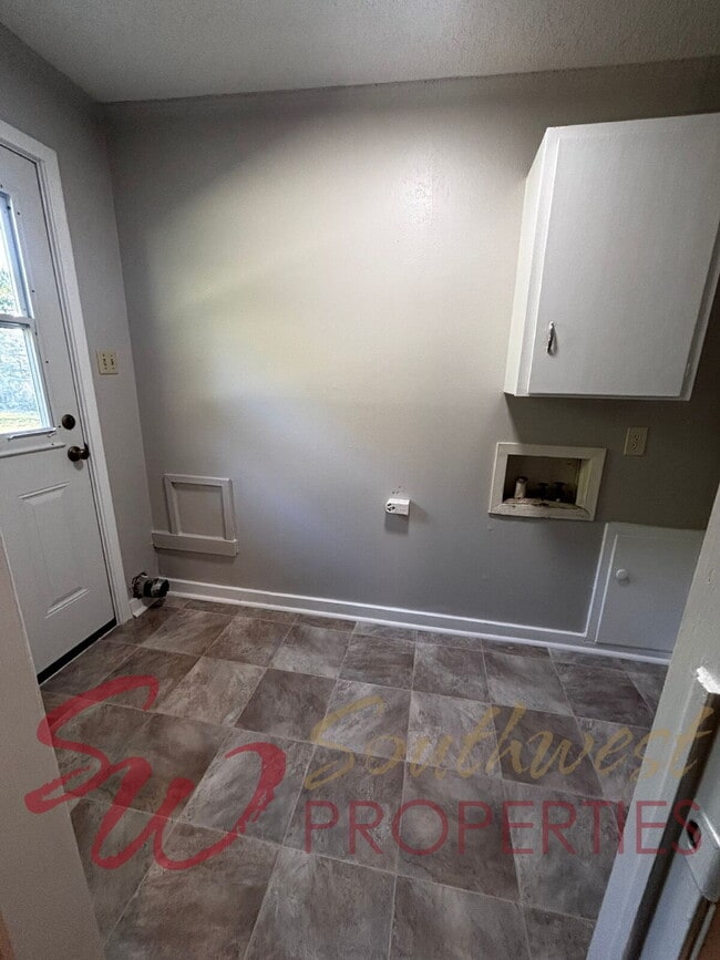 Building Photo - Cozy 2 Bed, 1 Bath Home