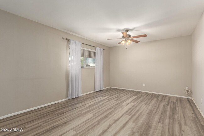 Building Photo - 105 E Manhatton Dr