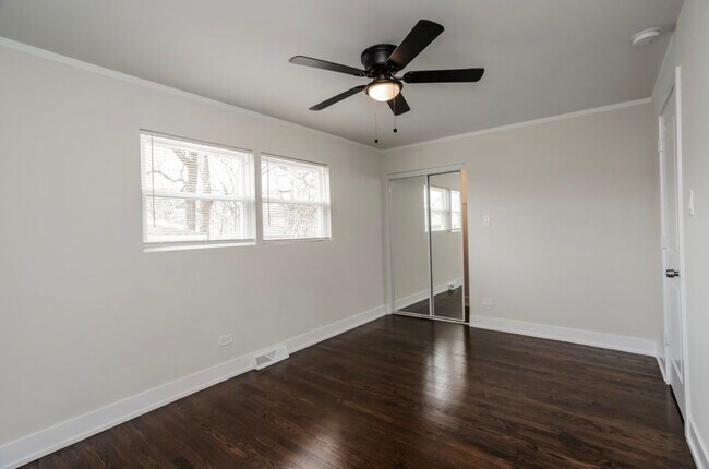 Building Photo - 9206 S Harper Ave