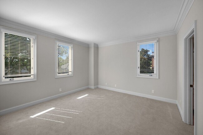 Building Photo - Newly Renovated Condo in The Westende with...