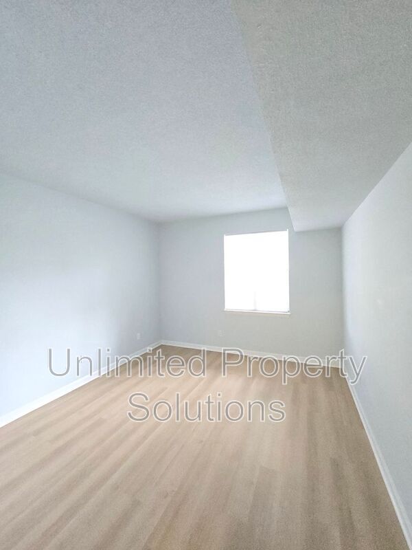 Building Photo - 733 Bragg Dr