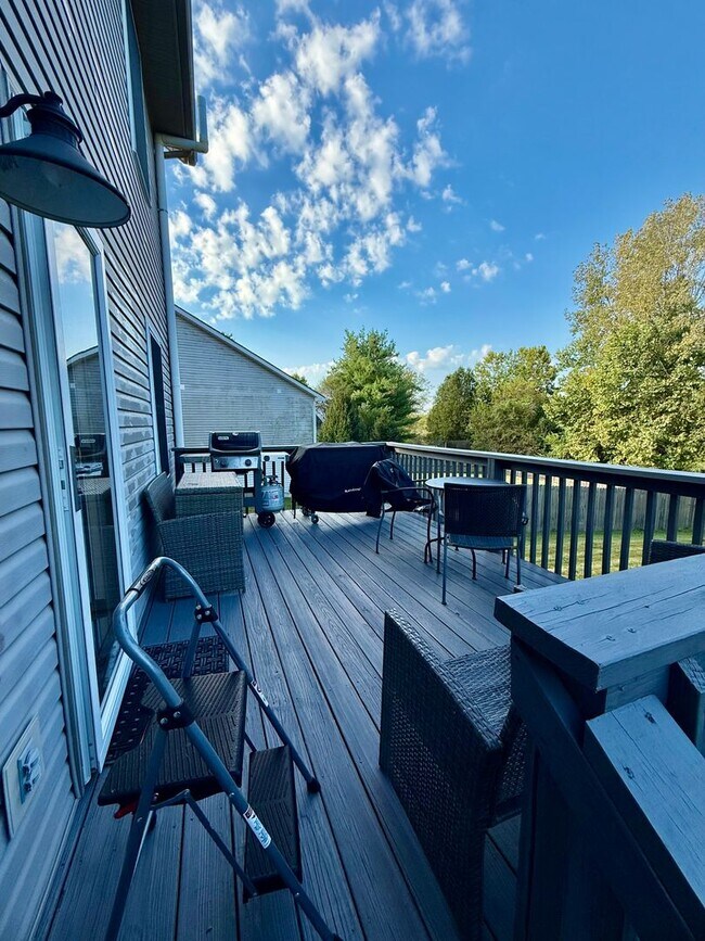 Building Photo - Beautiful Home on West side Available Janu...