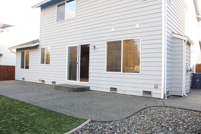 Building Photo - 3 bdrm, 2.5 Bath, 2 car Garage, Gas heat, ...